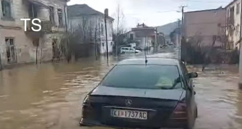 Pas shiut në Kërçovë, rrugët bëhen lumenj veturat i mbulon uji (VIDEO)