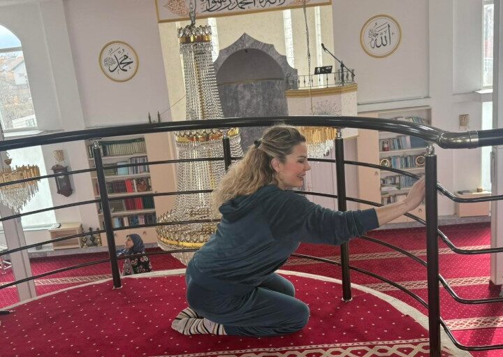 Në prag të Ramazanit, ish deputetja Duda Balje pastron xhaminë