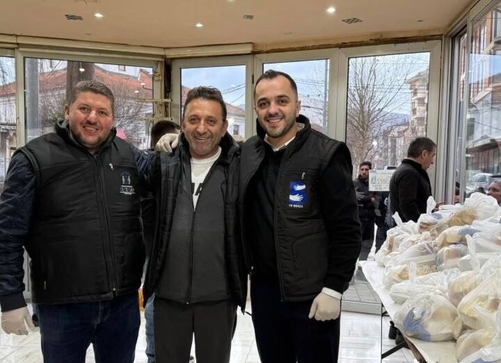 Lëvizja qytetare TE BERZA sot shpërndauiftarin e parë (FOTO)