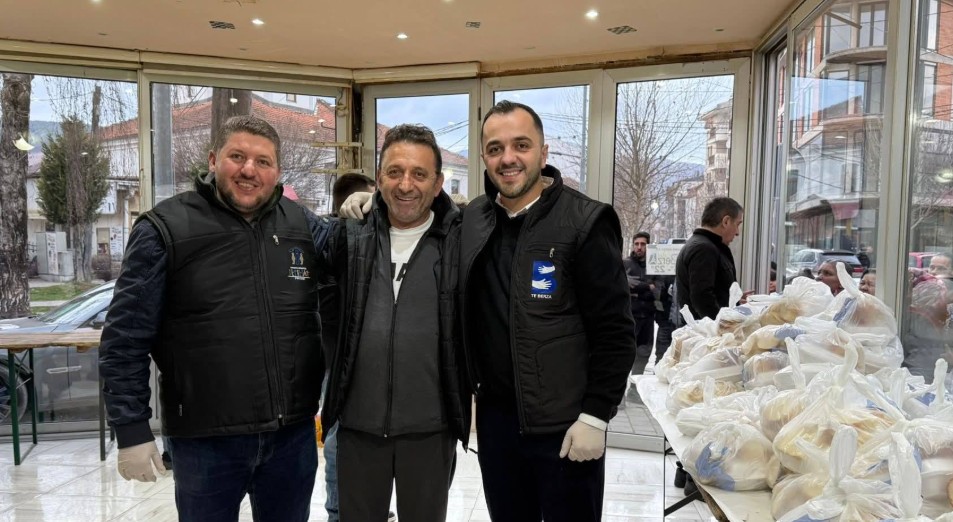 Lëvizja qytetare TE BERZA sot shpërndauiftarin e parë (FOTO)