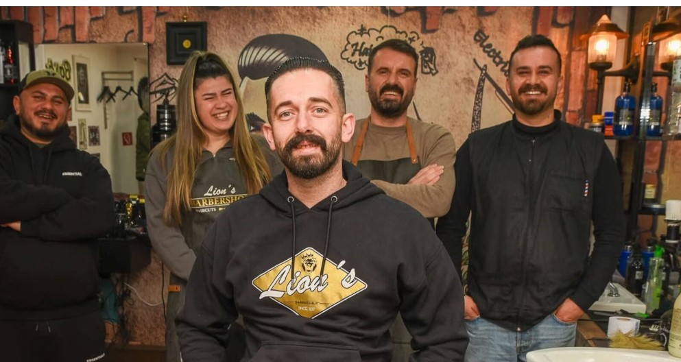 Berberi shqiptarë që qeth falas të varfërit në Gjermani