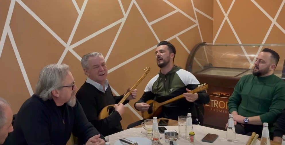 Ministri Fatmir Limani duke dëgjuar këngë folklorike (VIDEO)