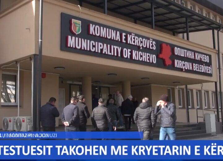 Protestuesit takohen me kryetarin e Kërçovës! (VIDEO)