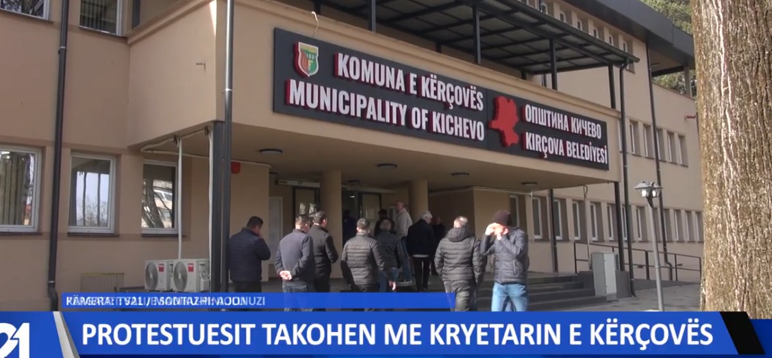 Protestuesit takohen me kryetarin e Kërçovës! (VIDEO)