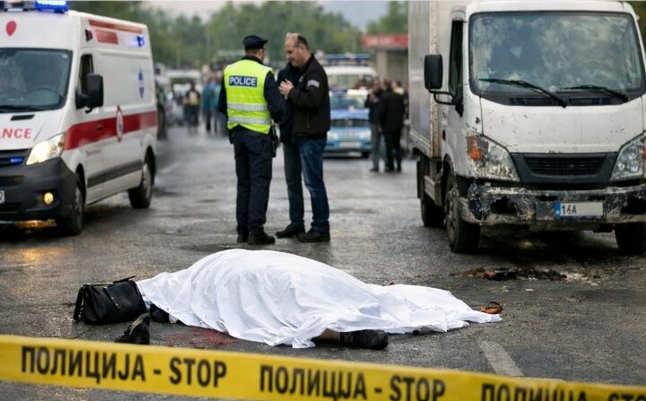 Një grua humbi jetën pasi u godit nga një automjet transportues !