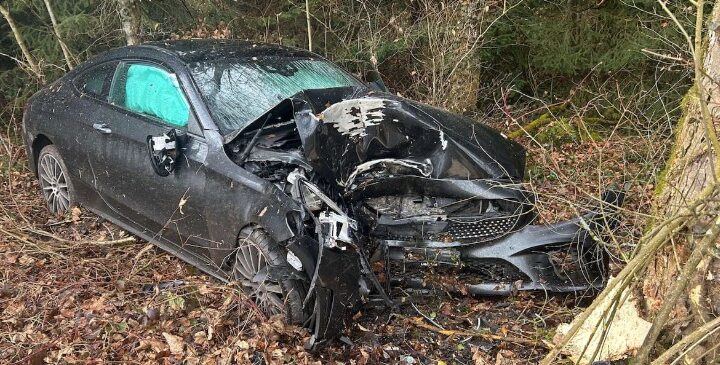 Zvicër: Përplaset me makinë në një pemë, plagoset rëndë shoferi !