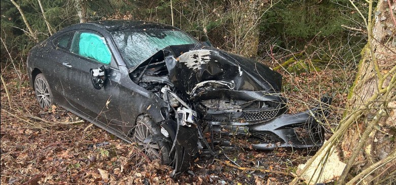 Zvicër: Përplaset me makinë në një pemë, plagoset rëndë shoferi !