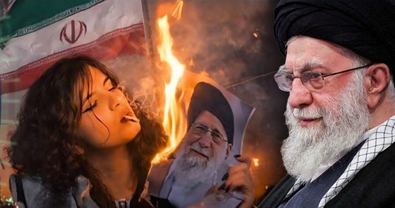 Turmat iraniane rrëzojnë statujën e Khomeinit (VIDEO)