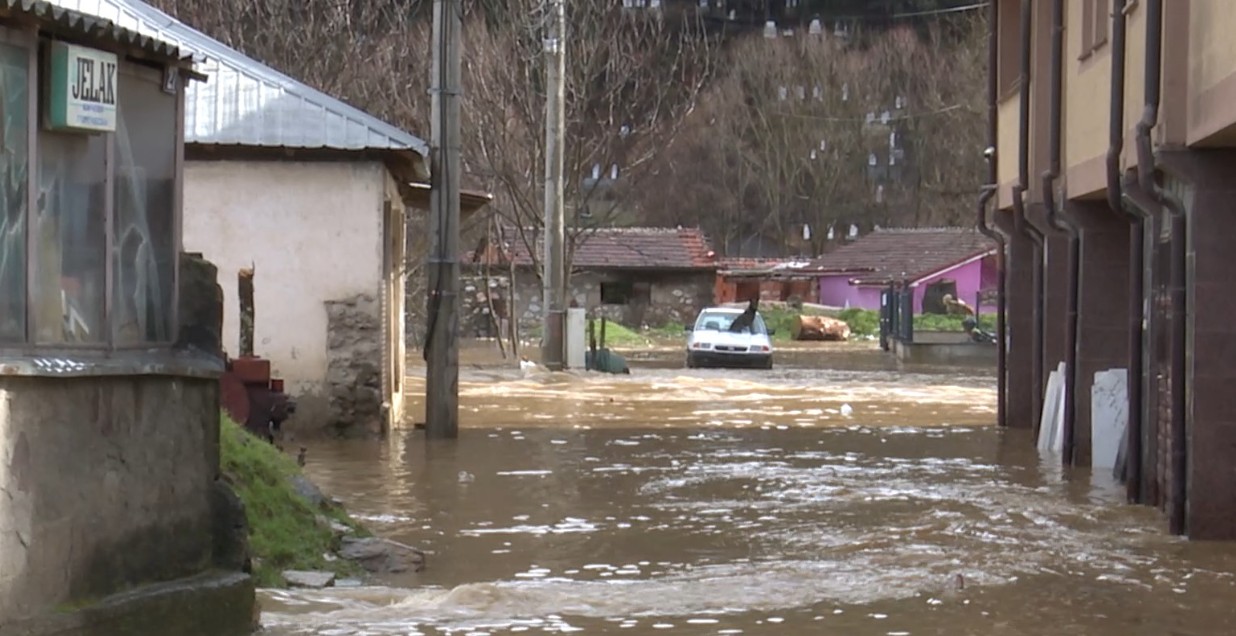 Shiu i vazhdueshëm rëndon gjendjen pas vërshimeve në Kërçovë
