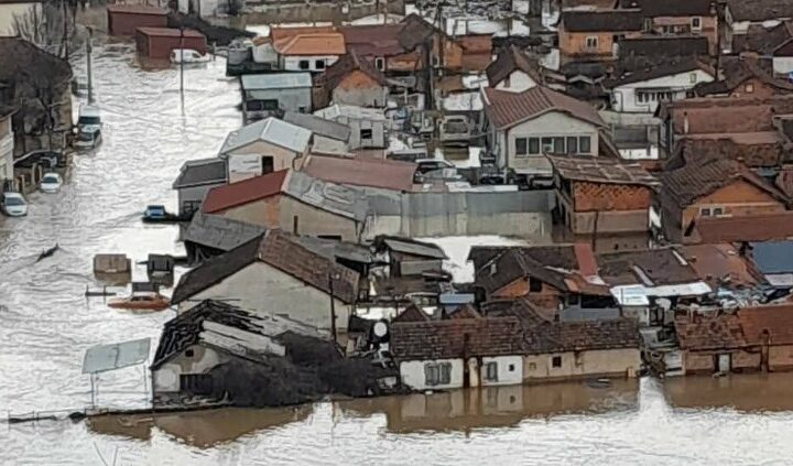 Kërçovë: Kryqi i Kuq evakuoi 250 persona, mes tyre 61 fëmijë