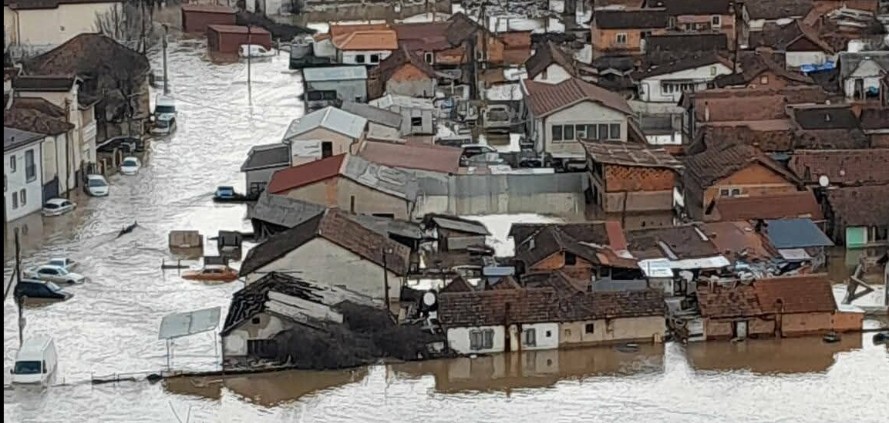 Kërçovë: Kryqi i Kuq evakuoi 250 persona, mes tyre 61 fëmijë