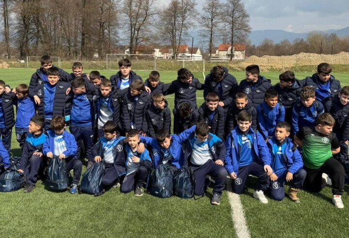 Afaristi Kërçovar nga Amerika Ardijan Jashari dhuron veshje sportive për fëmijët e KF Vëllazërimit