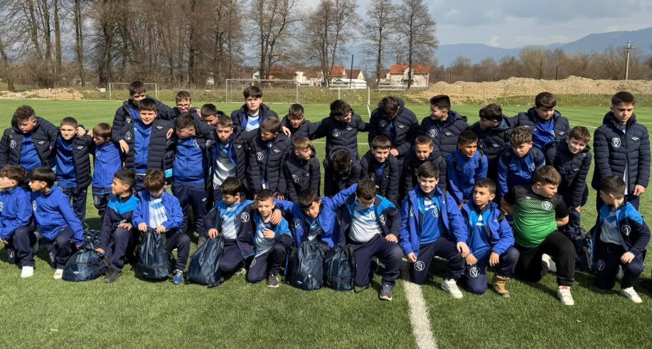 Afaristi Kërçovar nga Amerika Ardijan Jashari dhuron veshje sportive për fëmijët e KF Vëllazërimit