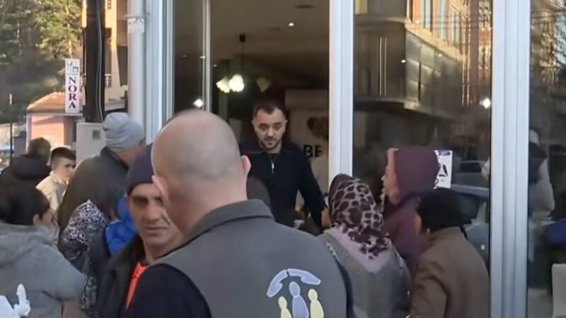 Kërçovë, Lëvizja “Te Berza” ndanë iftare falas për familjet skamnore (VIDEO)