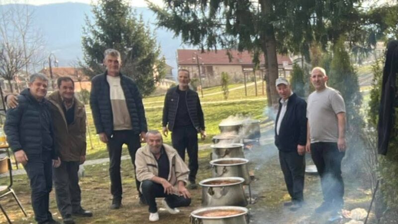 Iftar tradicional në fshatin Garanë me ushqime tradicionale