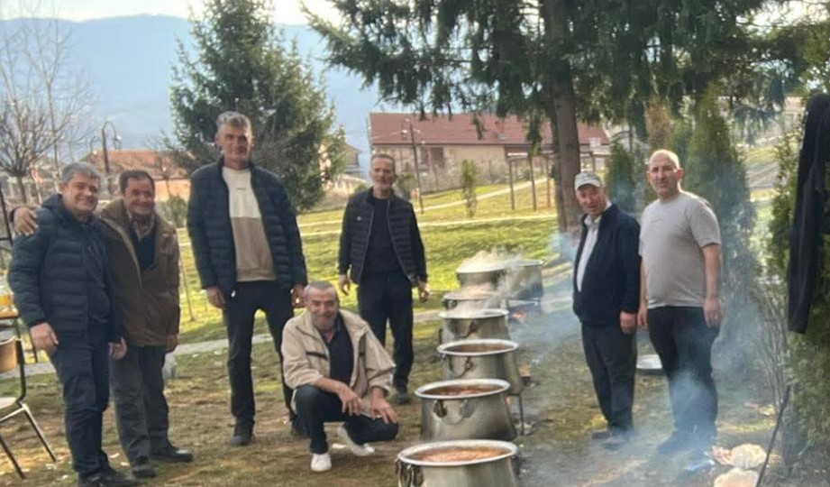 Iftar tradicional në fshatin Garanë me ushqime tradicionale