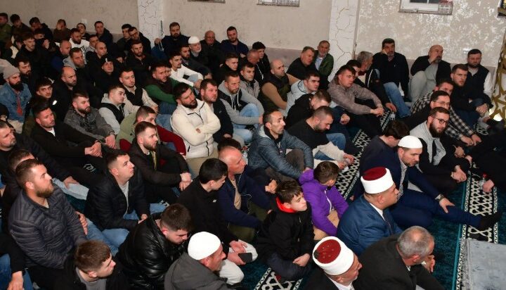 Nata e kadrit në xhaminë e fshatit Tuhin