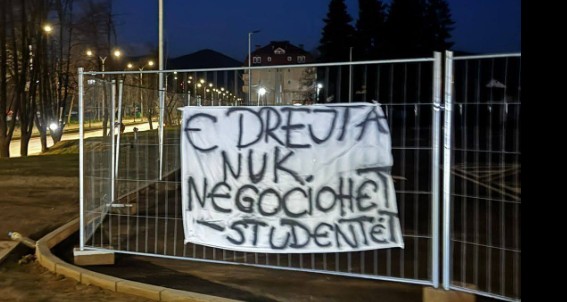 Kërçovë shfaqen pankarta: “E drejta nuk negociohet – Studentët”