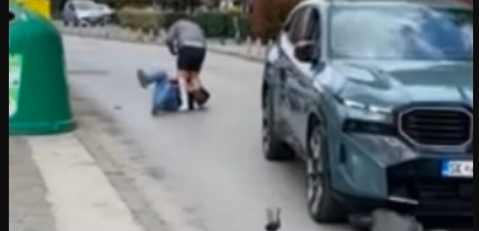 Ndodh në Maqedoni! Njëher e shkel me veturë pastaj del e rreh? (VIDEO)