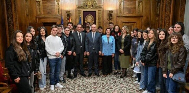 Gashi pret nxënësit nga SHMK “Drita” nga Kërçova në Kuvend