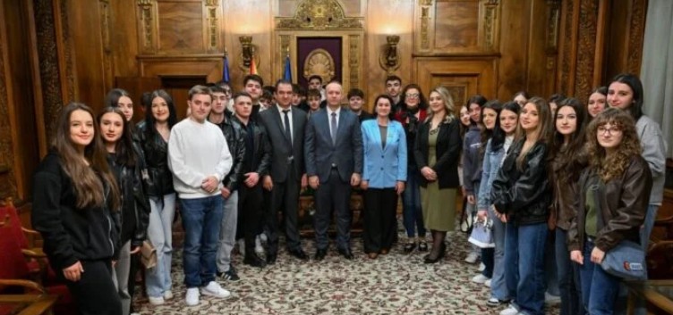 Gashi pret nxënësit nga SHMK “Drita” nga Kërçova në Kuvend