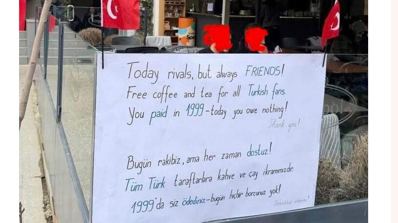 Prishtinë: Kafe dhe çaj falas për tifozët turq në ditën e finales historike të Kosovës (VIDEO)