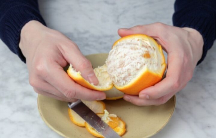 A duhet ta hani shtresën e bardhë të një portokalli si mendoni ?