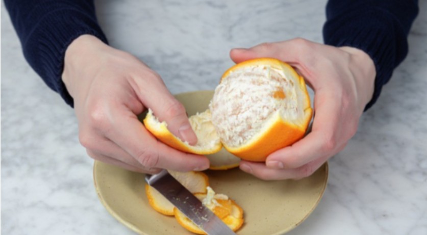 A duhet ta hani shtresën e bardhë të një portokalli si mendoni ?