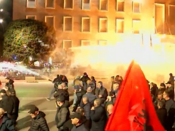 Tiranë, shpërthen dhuna, kryeministria në flakë ? (VIDEO)