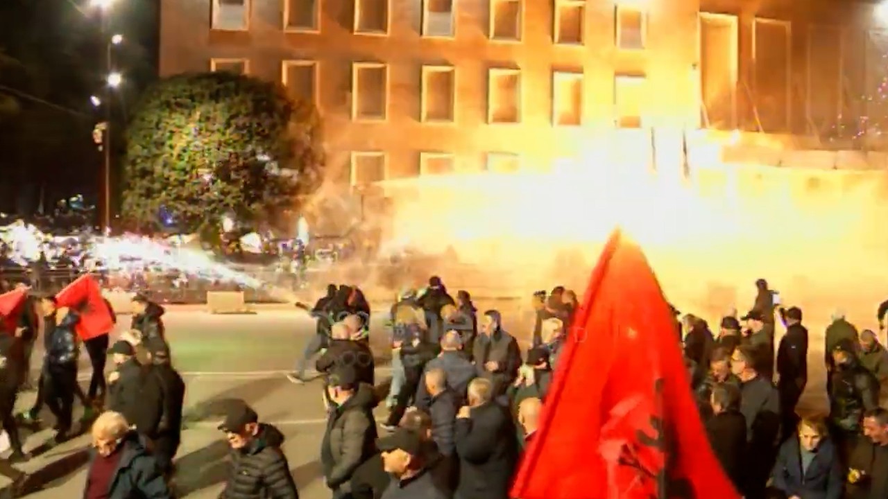 Tiranë, shpërthen dhuna, kryeministria në flakë ? (VIDEO)