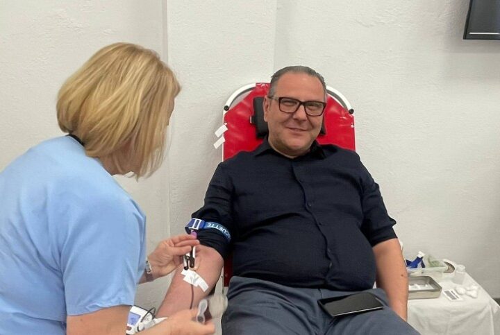 Kryetari i Kërçovës dhuron gjak në Ditën Botërore të Shëndetit në nder të nënës së tij