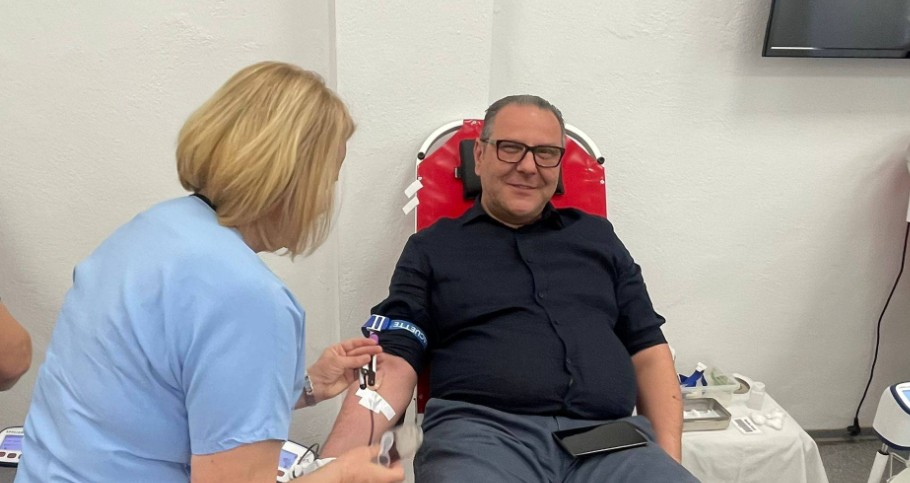 Kryetari i Kërçovës dhuron gjak në Ditën Botërore të Shëndetit në nder të nënës së tij