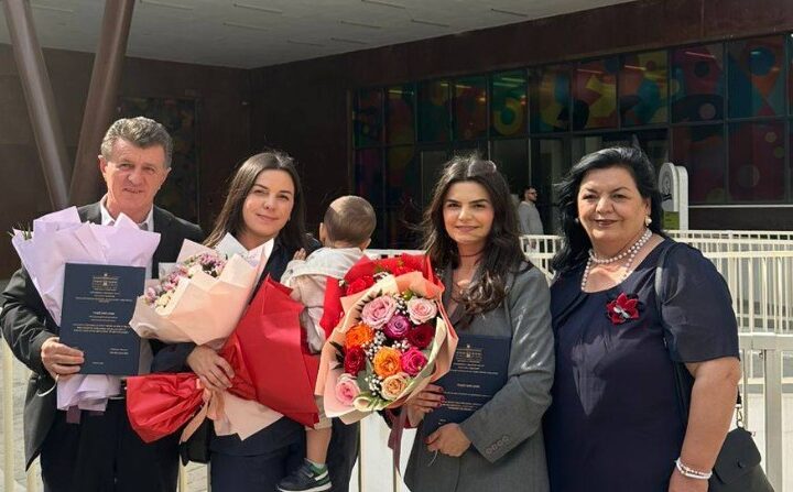Urime: Sukses i dyfishtë që nderon Kërçovën – motrat Mustafa diplomohen njëkohësisht si specialiste në gjinekologji–obstetrikë