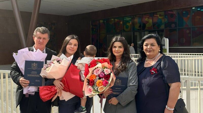 Urime: Sukses i dyfishtë që nderon Kërçovën – motrat Mustafa diplomohen njëkohësisht si specialiste në gjinekologji–obstetrikë