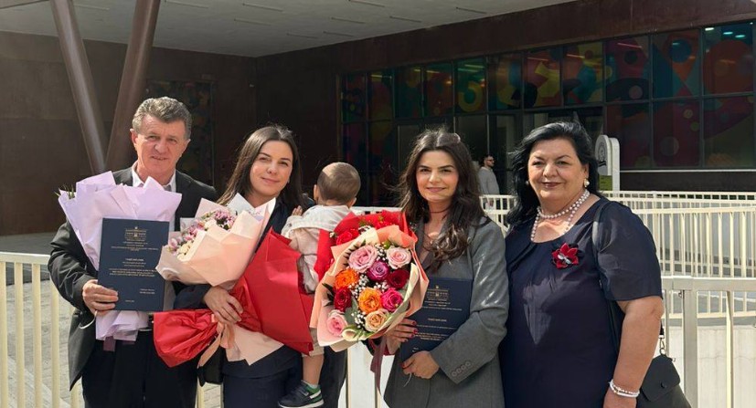 Urime: Sukses i dyfishtë që nderon Kërçovën – motrat Mustafa diplomohen njëkohësisht si specialiste në gjinekologji–obstetrikë