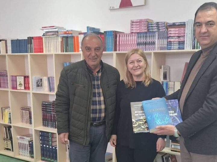Prof. dr. Gafurr Ajruli dhuron libra për bibliotekën e shkollës “Drita”