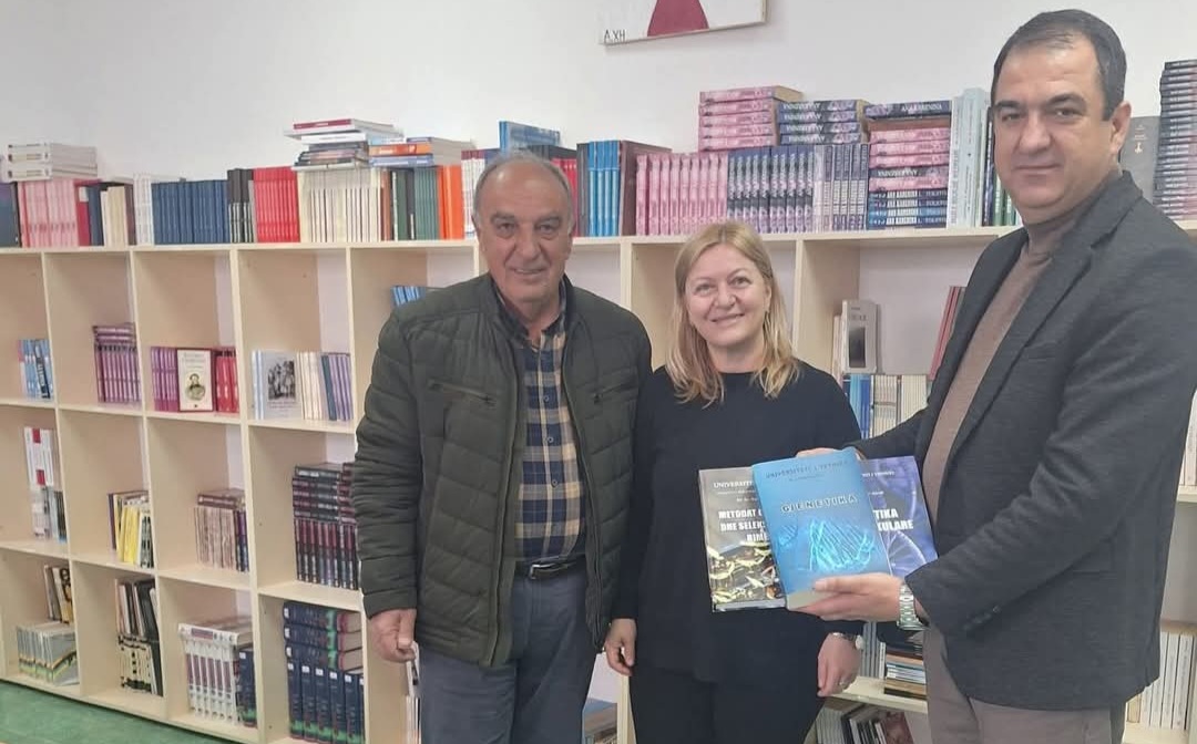 Prof. dr. Gafurr Ajruli dhuron libra për bibliotekën e shkollës “Drita”