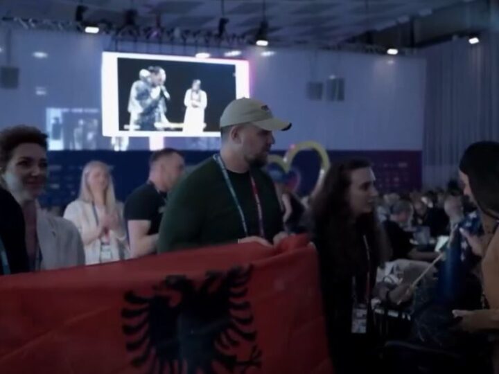 Delegacionit serb tentoi të largojë flamurin e Kosovës por e ndalon Limani (VIDEO)