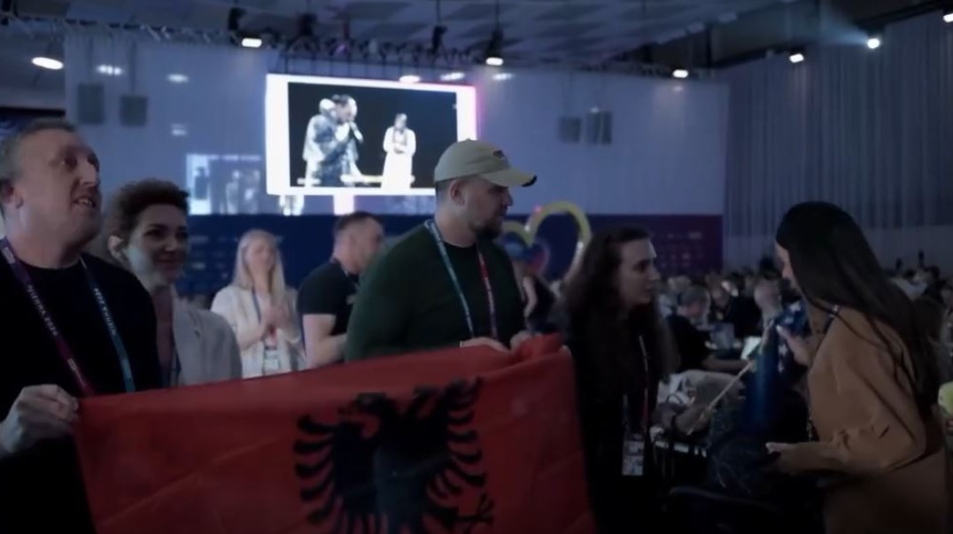 Delegacionit serb tentoi të largojë flamurin e Kosovës por e ndalon Limani (VIDEO)