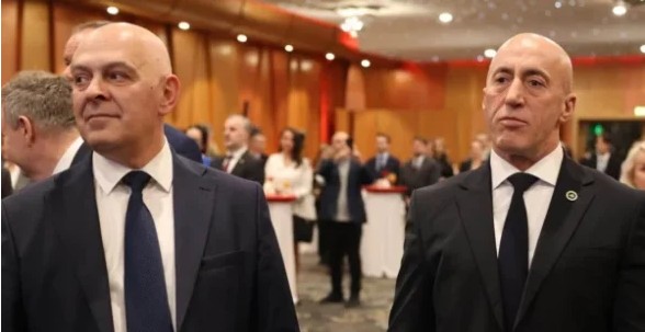 Ardian Gjini i drejtohet diasporës: Mos e votoni Albin Kurtin ?