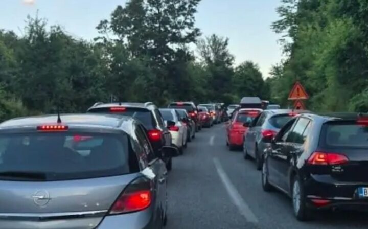Kolona kilometrike drejt Strazhës, qytetarët kërkojnë ndërhyrje të policisë