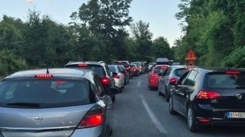 Kolona kilometrike drejt Strazhës, qytetarët kërkojnë ndërhyrje të policisë