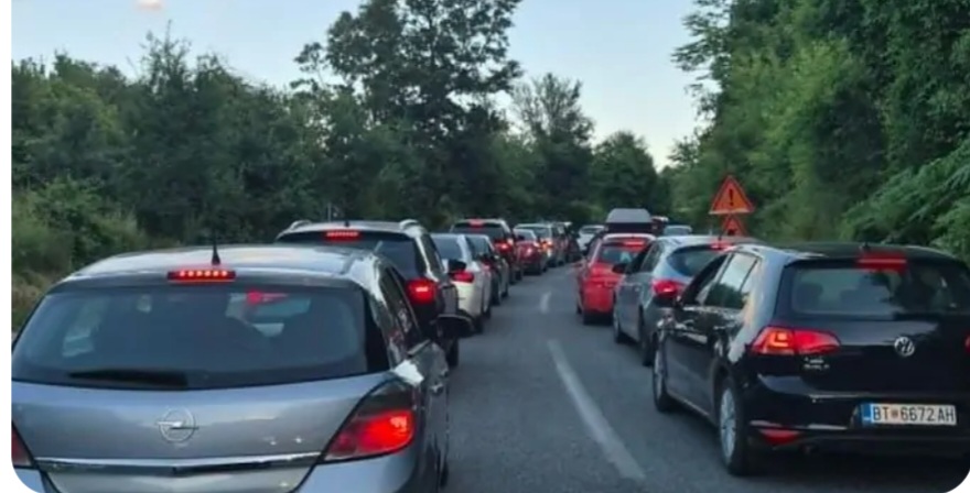 Kolona kilometrike drejt Strazhës, qytetarët kërkojnë ndërhyrje të policisë