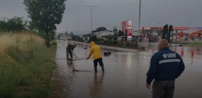 Rënie shiut vërshohen disa rrugë !