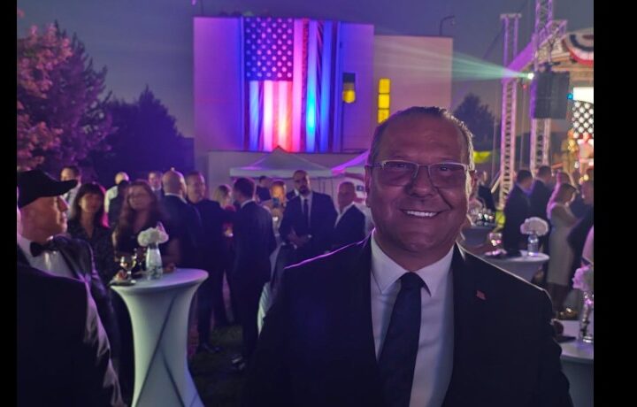Kryetari i komunës së Kërçovës Aleksandar Jovanoski fotohet në Ambasadën Amerikane