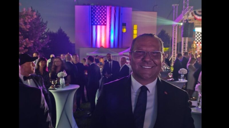 Kryetari i komunës së Kërçovës Aleksandar Jovanoski fotohet në Ambasadën Amerikane