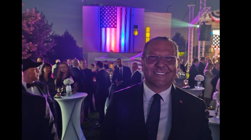 Kryetari i komunës së Kërçovës Aleksandar Jovanoski fotohet në Ambasadën Amerikane