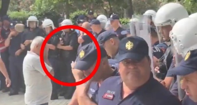 Përshkallëzohet protesta në Shqipëri, një efektiv policie goditet me gur në kokë!