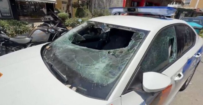 Eskalon situata! Thyhen xhamat e automjetit të policisë (VIDEO)