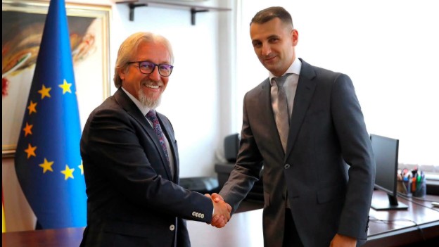 Fatmir Limani dorëzon detyrën si ministër